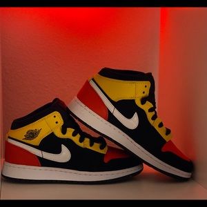 AIR JORDAN 1 MID SE 'AMARILLO